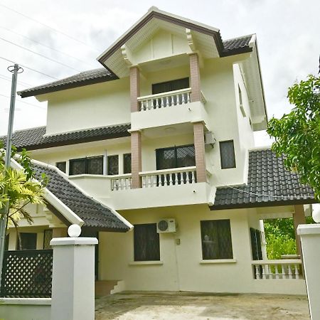 Taman Mawar Hotel บันดาร์เสรีเบกาวัน ภายนอก รูปภาพ